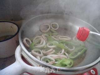 青椒炒鱿鱼圈的做法步骤:8