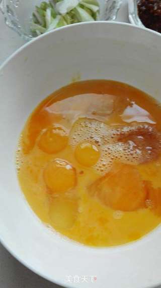 炸酱炒鸡蛋的做法步骤:2