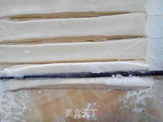 炸油条的做法步骤:9