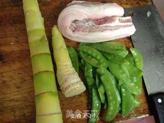 雷笋小炒荷兰豆的做法步骤：1