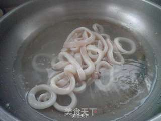 青椒炒鱿鱼圈的做法步骤:3