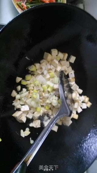 玉米炒豆腐丁的做法步骤:3