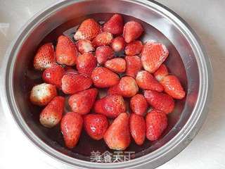 草莓果酱的做法步骤:2