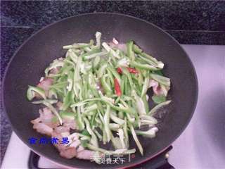 腊肉炒青椒的做法步骤:5
