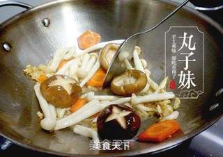 蚝油杂菌肉丸煲的做法步骤:3