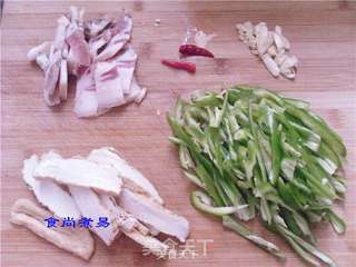 腊肉炒青椒的做法步骤：2