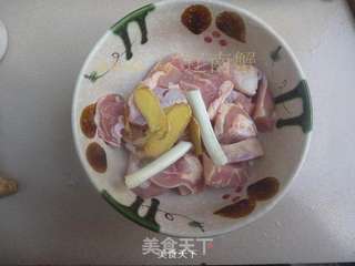 莴笋烧鸡腿的做法步骤:2