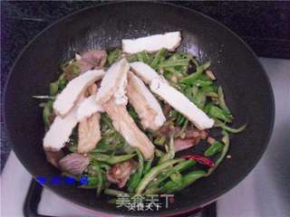 腊肉炒青椒的做法步骤:7