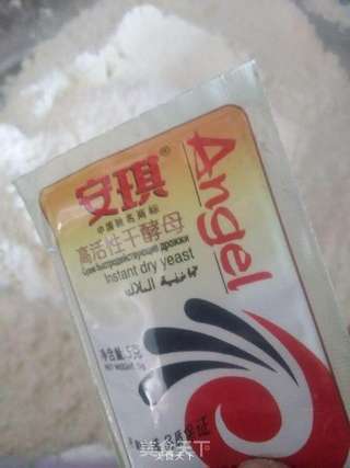 白玉小辫子~麻花馒头的做法步骤：1