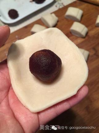 豆沙蛋黄酥的做法步骤:13