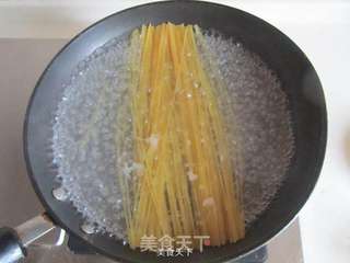菠萝鸡肉炒意面的做法步骤:3