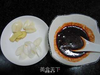 比例很重要——蒜苗回锅肉的做法步骤:2