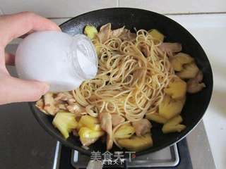 菠萝鸡肉炒意面的做法步骤:9