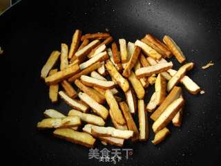 蒜苗辣酱炒香干的做法步骤:4