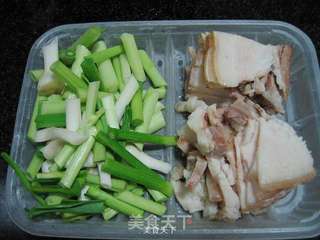 比例很重要——蒜苗回锅肉的做法步骤:3