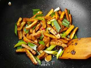 蒜苗辣酱炒香干的做法步骤:8
