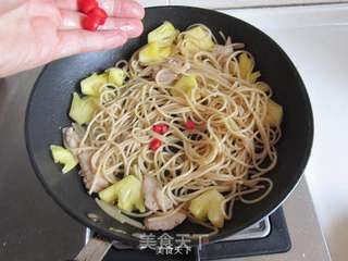 菠萝鸡肉炒意面的做法步骤:10