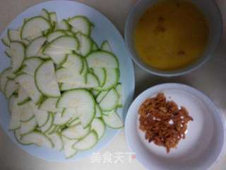 鸡蛋虾米炒西葫芦的做法步骤:2