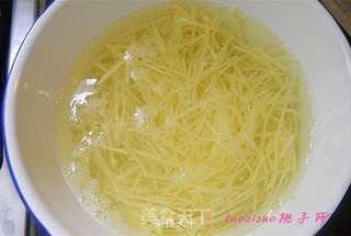 蒜蓉豆豉温拌土豆丝的做法步骤:3
