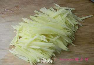 蒜蓉豆豉温拌土豆丝的做法步骤:2