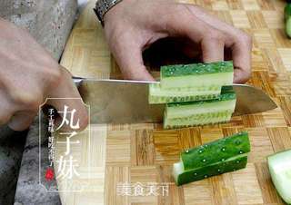 手拍小黄瓜拌墨鱼丸的做法步骤：1