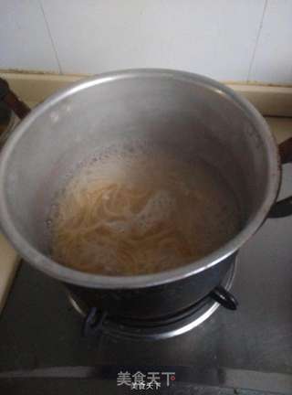 橄榄菜双肠炒意面的做法步骤:4