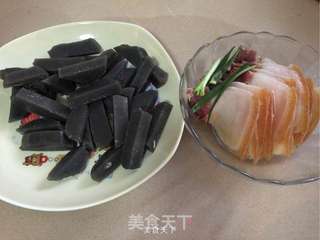 蕨粑炒腊肉的做法步骤:2
