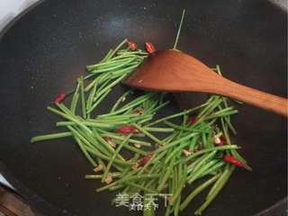 指天椒炒蕃薯梗的做法步骤:6
