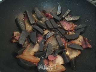蕨粑炒腊肉的做法步骤:6