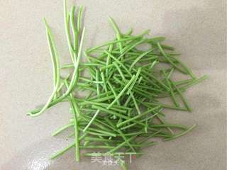 指天椒炒蕃薯梗的做法步骤:2