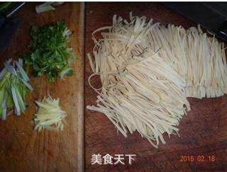 红油炝豆皮的做法步骤:2