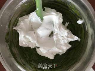 抹茶蜜红豆戚风的做法步骤：6