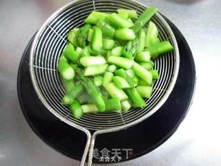 【培根“美”味“大”不同】—培根芦笋炒茭白的做法步骤：3