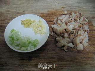 剩饭的华丽转身——咸肉土豆焖饭的做法步骤：1