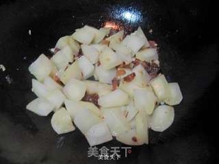 剩饭的华丽转身——咸肉土豆焖饭的做法步骤:4