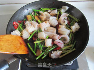 豆豉蒜苗爆鱿鱼的做法步骤:8