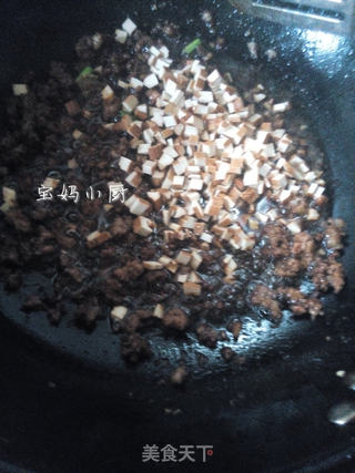 肉末胡萝卜炒熏干的做法步骤:5