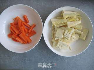 油焖春笋的做法步骤：1