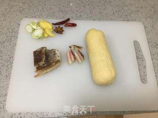 咸肉焖素鸡的做法步骤：1