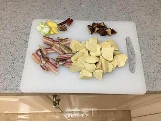 咸肉焖素鸡的做法步骤:2