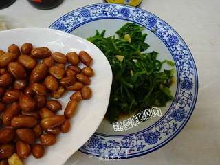 菠菜花生仁儿的做法步骤:12