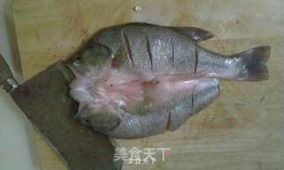 香辣烤鲈鱼的做法步骤:2