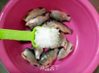 香煎小鲫鱼的做法步骤:2