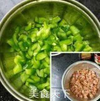 青椒炒鸡腿肉的做法步骤:2