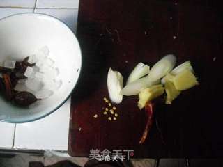 春笋烧猪弯弯的做法步骤:3