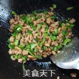 青椒炒鸡腿肉的做法步骤：4