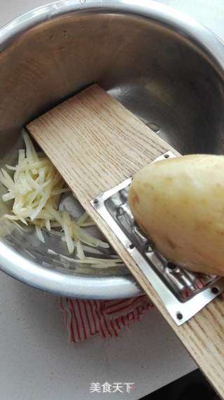 土豆素馅饺子的做法步骤:2