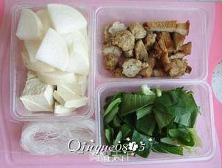 白萝卜炖豆腐小砂锅的做法步骤:2