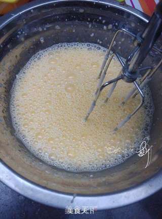 六寸戚风蛋糕——不开裂的蛋糕的做法步骤:9