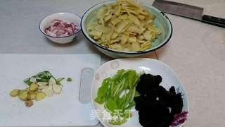 竹笋炒肉的做法步骤:2
